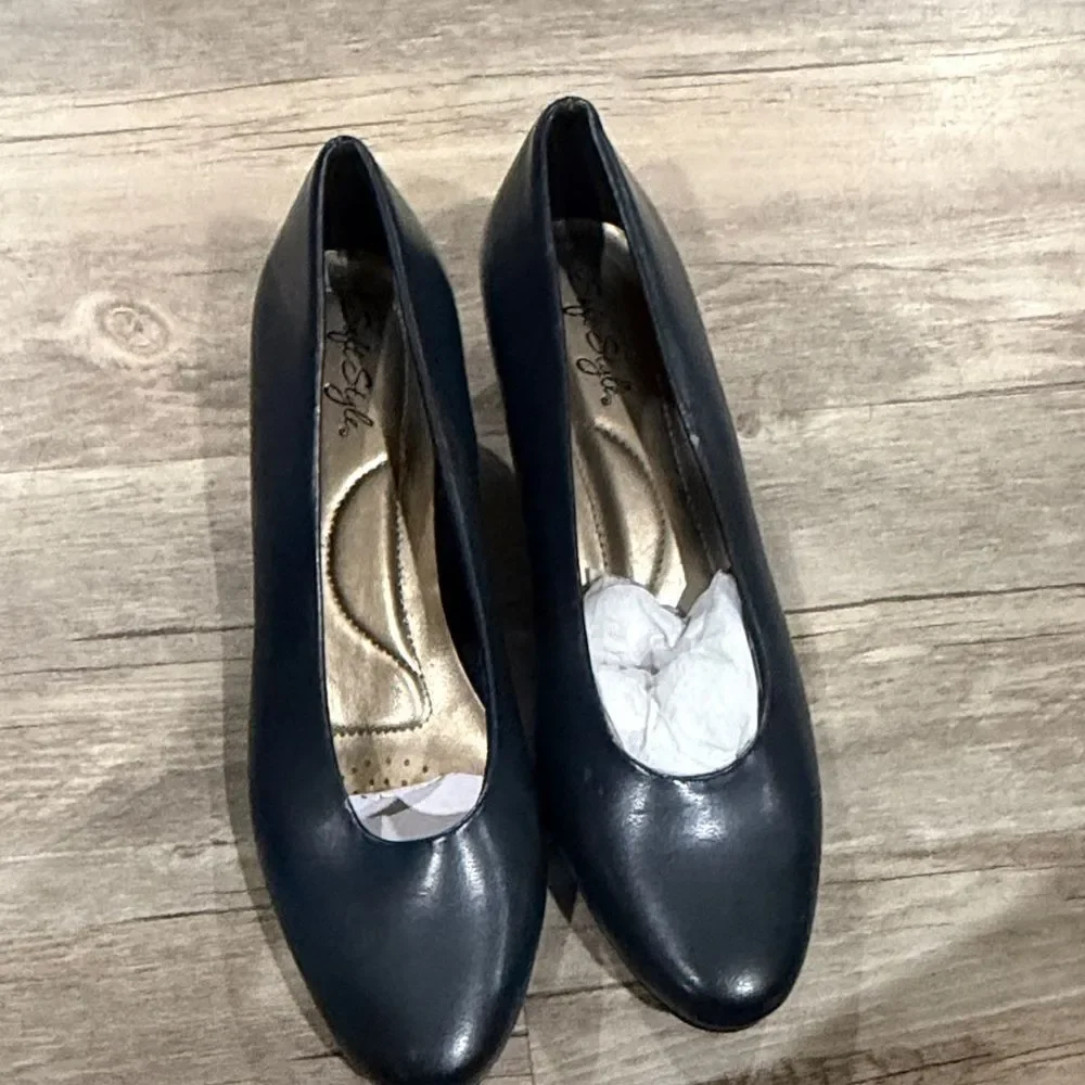Soft Style Black Low Block Heel Pumps